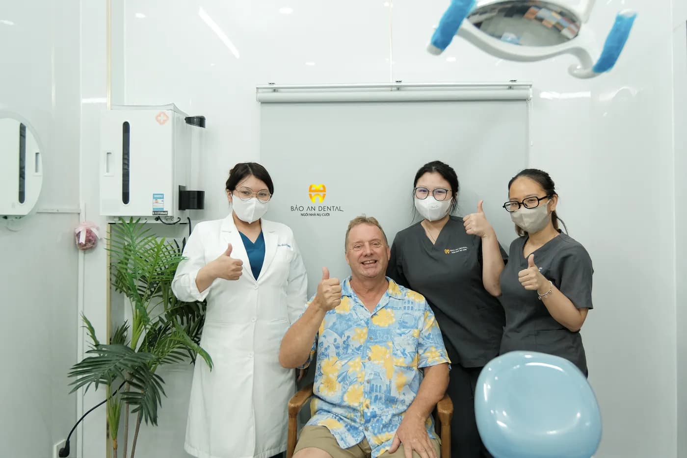 Bác sĩ, điều dưỡng và khách hàng tại Bảo An Dental