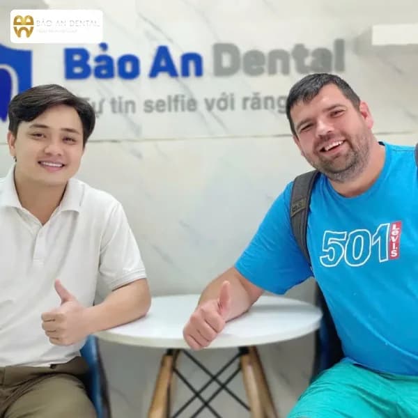 Bác sĩ và khách hàng tại Bảo An Dental
