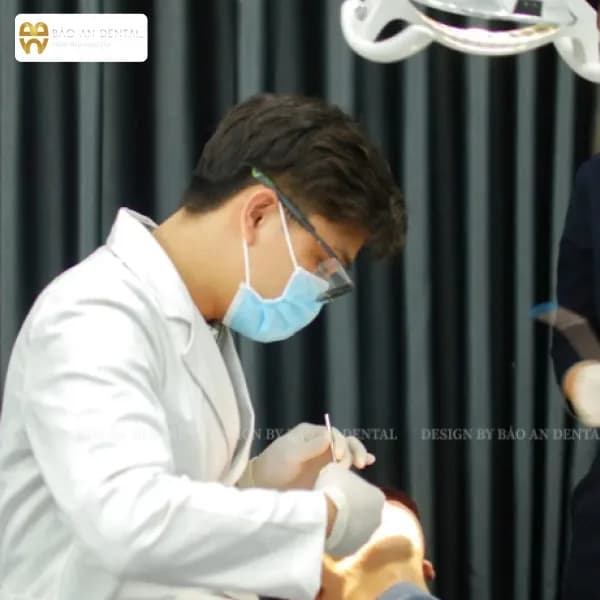 Bác sĩ Bảo An Dental đang điều trị cho khách hàng