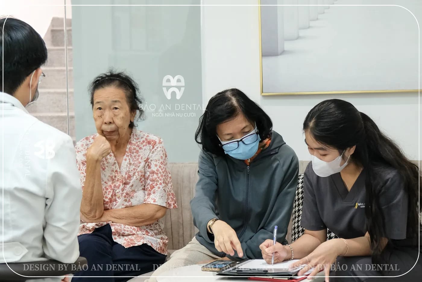 Nhân viên Bảo An Dental tư vấn cho khách hàng